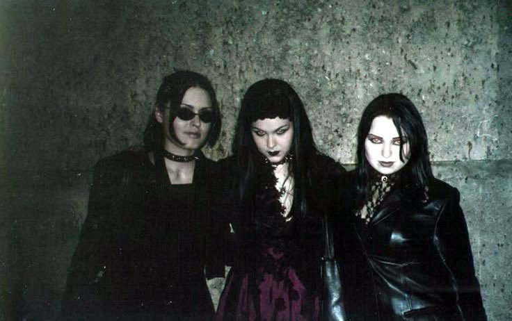 bab0oshk44's tweet photo. Russian goths, 2000s https://t.co/nSAcH3Ubho