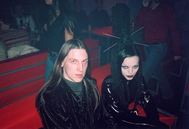 bab0oshk44's tweet photo. Russian goths, 2000s https://t.co/nSAcH3Ubho