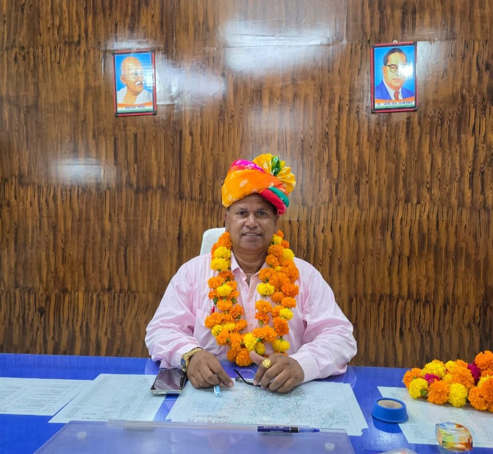 rajkumar_raiwal's tweet photo. बेगूं के नव नियुक्त तहसीलदार श्री गोपाल जी जीनगर ने बेगूं तहसील का कार्यभार संभाला, नायब तहसीलदार श्री विष्णु लाल यादव एवं समस्त राजस्व कर्मचारियों ने किया स्वागत l https://t.co/cRo13QoFDU