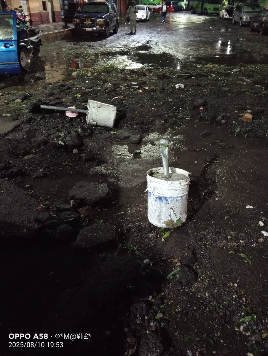todo_maylie's tweet photo. Autoridades de la @AlvaroObregonMx @LopezCasarinJ que está pasando?  Que aún no han llegado las autoridades para apoyar a las familias después de la tormenta de hoy, siguen sacando agua de sus casas y la avenida ni que decir #riosanborja #compartir https://t.co/59hPaHnrIz