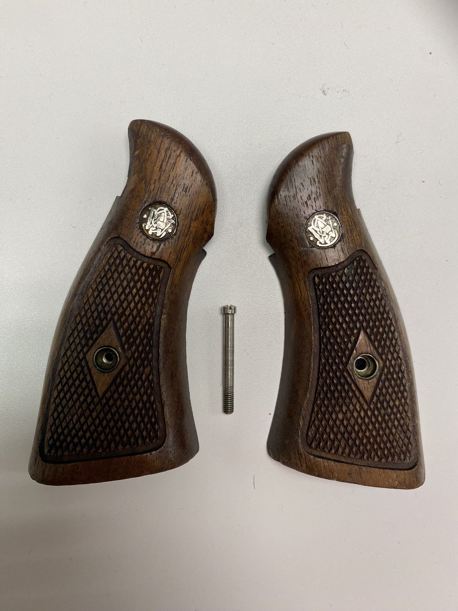 pk61879538's tweet photo. S&amp;W 純正Nフレーム　ビンテージグリップ　M29 28 27等　コレクション整理の為　ヤフオクにて販売中。ターゲットグリップは
売れない方が良いので高価格設定。
#M29
#モデルガン https://t.co/I1JzPZcOEy