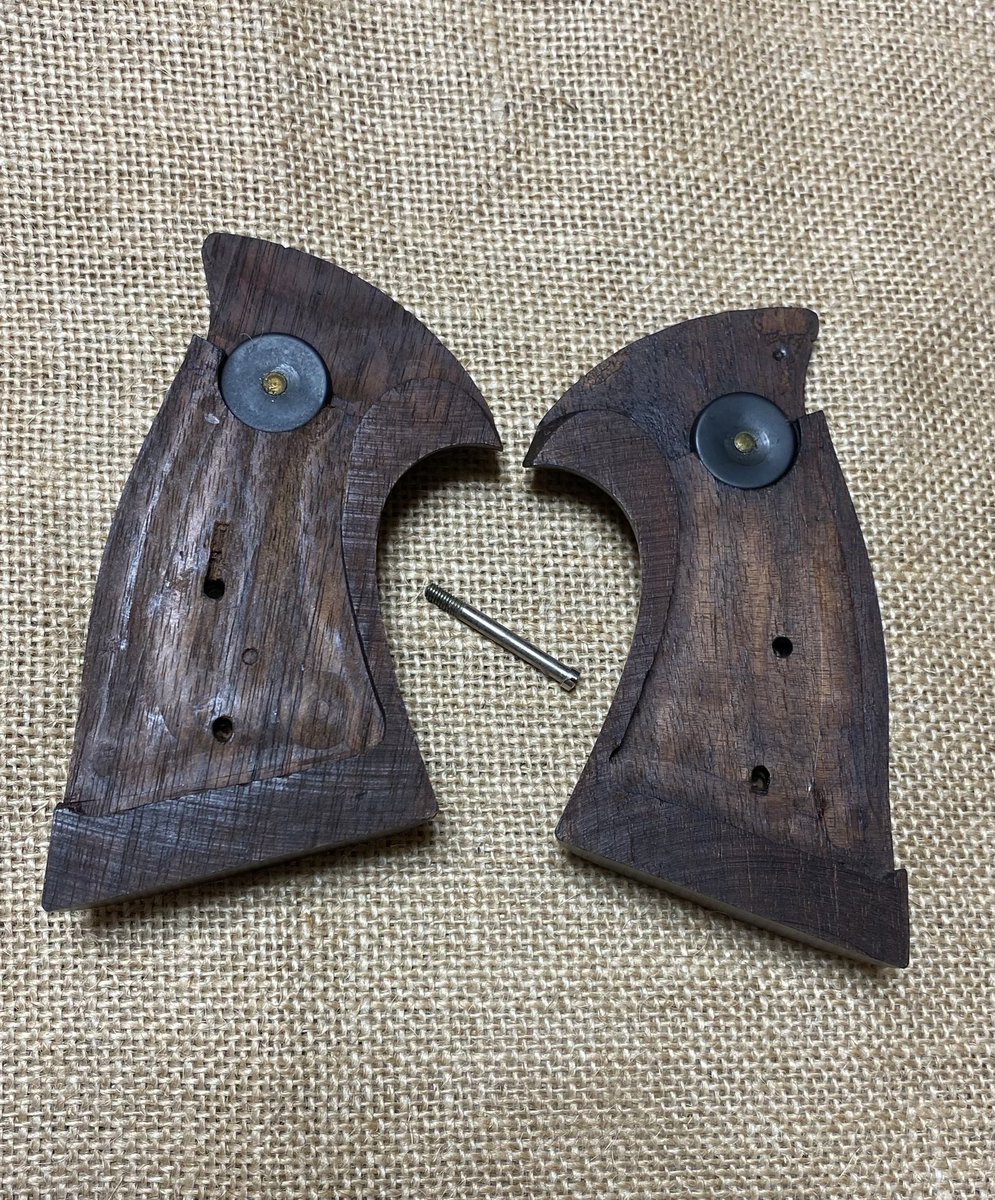 pk61879538's tweet photo. S&amp;W 純正Nフレーム　ビンテージグリップ　M29 28 27等　コレクション整理の為　ヤフオクにて販売中。ターゲットグリップは
売れない方が良いので高価格設定。
#M29
#モデルガン https://t.co/I1JzPZcOEy
