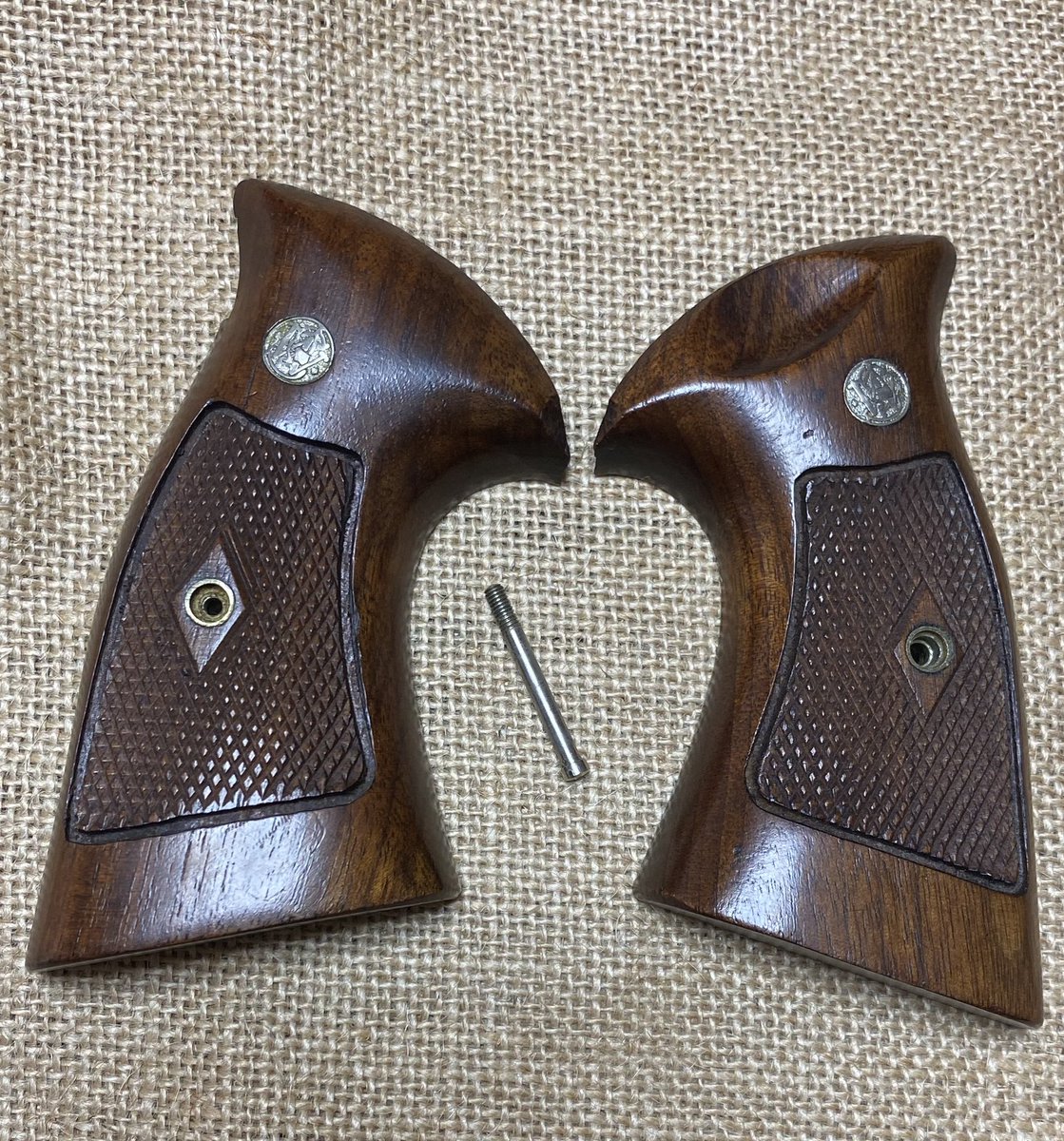 pk61879538's tweet photo. S&amp;W 純正Nフレーム　ビンテージグリップ　M29 28 27等　コレクション整理の為　ヤフオクにて販売中。ターゲットグリップは
売れない方が良いので高価格設定。
#M29
#モデルガン https://t.co/I1JzPZcOEy