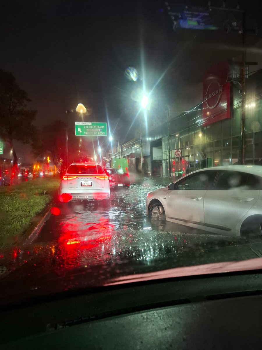 ItzelCV30's tweet photo. Inundado en Calzada Ignacio Zaragoza, el agua está aumentando y saliendo por las coladeras, ya se hizo el nudo de carros 
Favor de mandar ayuda 
@C5_CDMX @OVIALCDMX https://t.co/JdihBqG65V