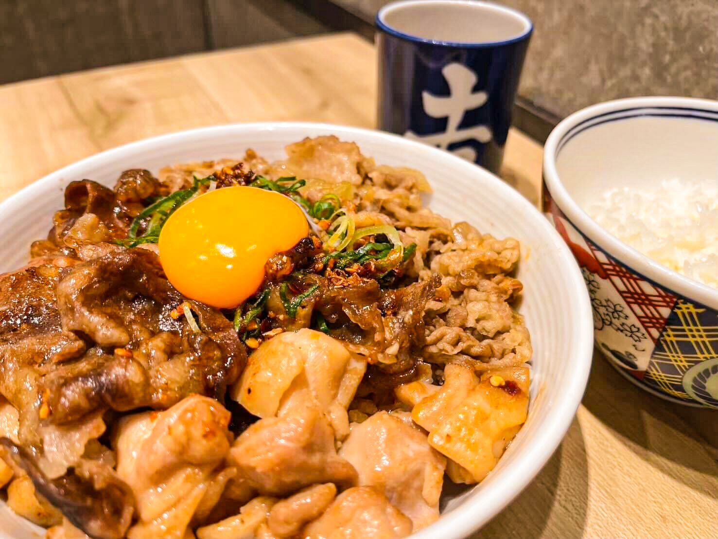 吉野家　特盛丼 吉野家史上最大ボリューム”更新! 「スタミナ超特盛丼」パワー