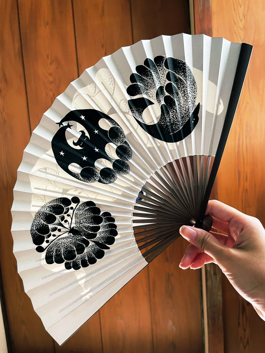 chanminach's tweet photo. どうしても夏のお供にしたかったやつ‼️カワグチタクヤさんのおしくらまんじゅうとゴースト行進扇子をお迎えした‼️昨日買えてよかった〜😭 https://t.co/inY0SzKG3E