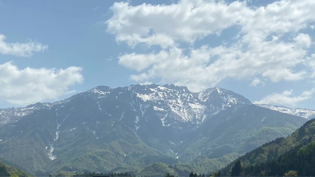 ／
🏔️今日は #山の日 🏔️
＼

清酒「八海山」の名前が、霊峰・八海山に由来していることをご存じない方もいるのでは！？
新潟県南魚沼市にそびえる名峰で、八つ峰とよばれるギザギザとした稜線が特徴的です。
越後駒ケ岳・中ノ岳とともに越後三山と呼ばれています✨