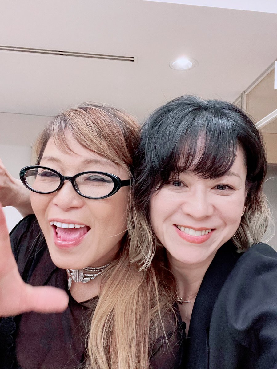 kotakemari's tweet photo. すっばらしい奏者の仲間に入らせていただいたアイナナオケチーム、Perc.は十数年振りにご一緒の藤井珠緒さんとお届けしました！
初めてお会いしたのが25歳頃？そこからはちょこちょこ顔を合わせてましたが段々と���り現場が多くなり。
今回また一緒に音を出せて本当に嬉しかった〜‼️

 #アイナナ_SSP https://t.co/54moxdu9Kw