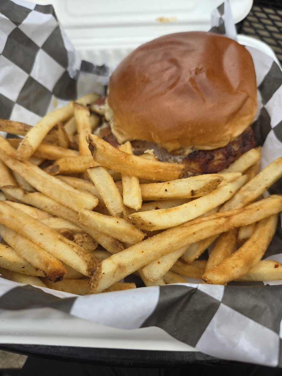 wiscobabe's tweet photo. Went to Siebkens for an awesome grilled chicken sandwich 🥪 &amp; fries 🍟. Waited a bit, but got free chips! Enjoyed the Tiki 🍸  Bar with chill music 😎 on a beautiful summer evening 🌃. #Siebkens #SummerVibes https://t.co/JAt6eRagYK