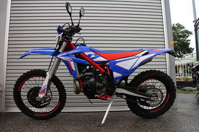 最新中古車情報！
幅広く愛される一台！
走行距離2506km　走行71.8時間
ナンバー取得可
ワンオーナー車両で転倒傷はございますが比較的良好なマシンとなっております！
詳細は弊社ホームページ「新車・中古車」 より
#starstrading #スターズトレーディング #beta #xtrainer250ld