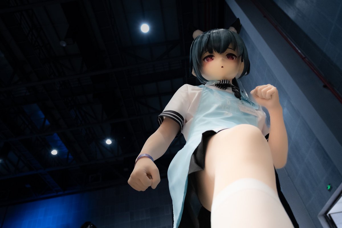 啊，这么快100关注了吗www
丢一张奇怪（？）视角的，猫猫踩你
#kigurumi