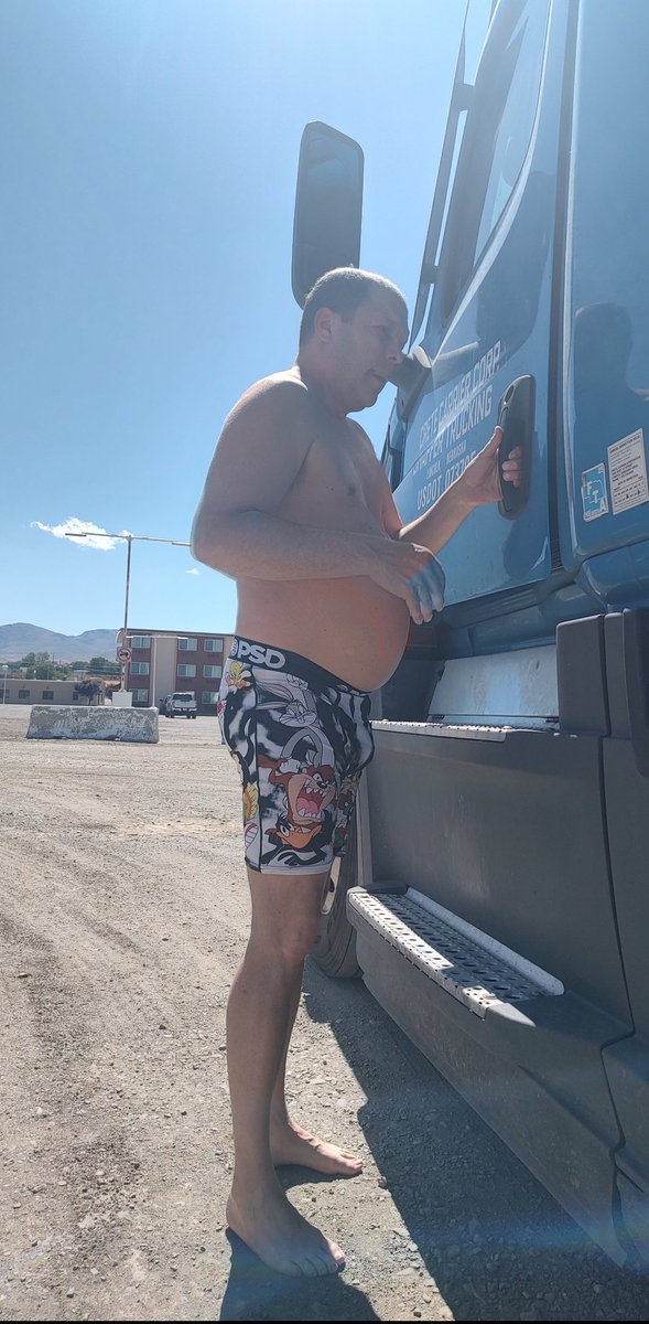 bigrigadventur1's tweet image. When you wake up because you have to pee, but lock yourself out...   Another same company driver had a key that fit my truck.