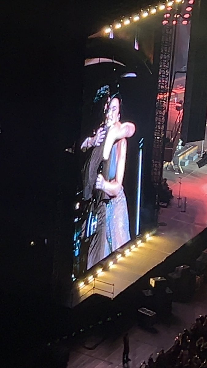 jbrosnews's tweet photo. JOE JONAS AND DEMI LOVATO TOGETHER ONSTAGE AT METLIFE STADIUM TONIGHT!

📸: jadesofwrong https://t.co/mXYOeHCLVh