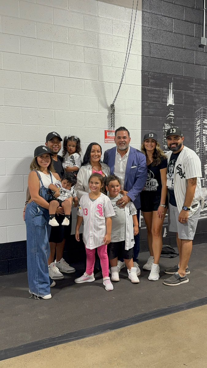 OzzieGuillen's tweet photo. Came to Chicago in ’85 with big dreams—never thought I’d see a day like this! 🙌 Huge thanks to @whitesox ownership, front office, team & fans. Wearing that uniform was an honor & privilege. Played hard, aimed to win, and always repped the Sox & city. ❤️⚾️ #OnlyInChi #WhiteSox https://t.co/JqnxmMRAWF