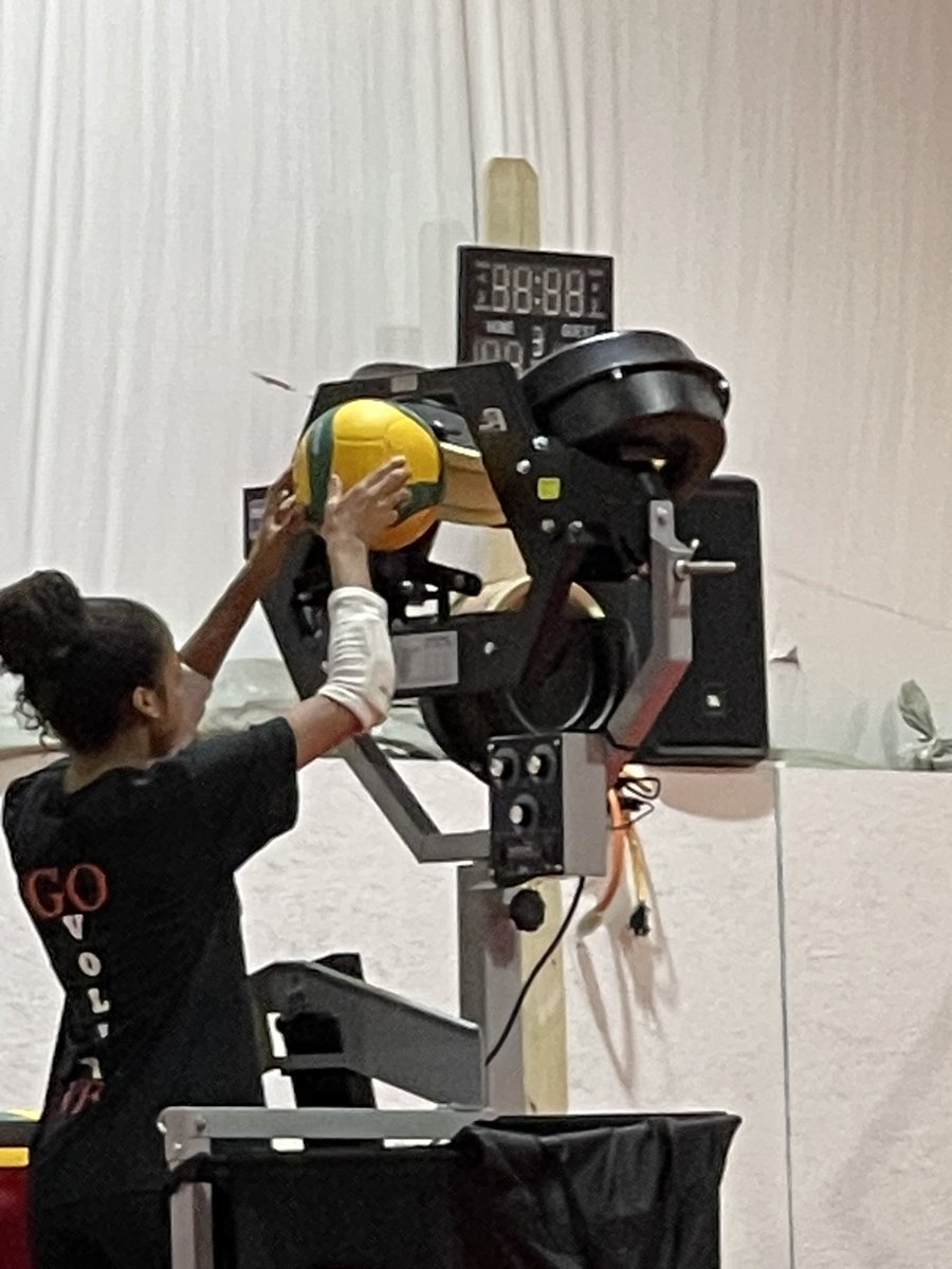 AsiyabakrVB27's tweet photo. When Coach lets you train and operate heavy metal while training. Back at it on Monday for some setting reps and some passing/defense. #Totalattack #offseasonisthebestseason #postional #training #Libero2027 https://t.co/G8F3bH8WJh