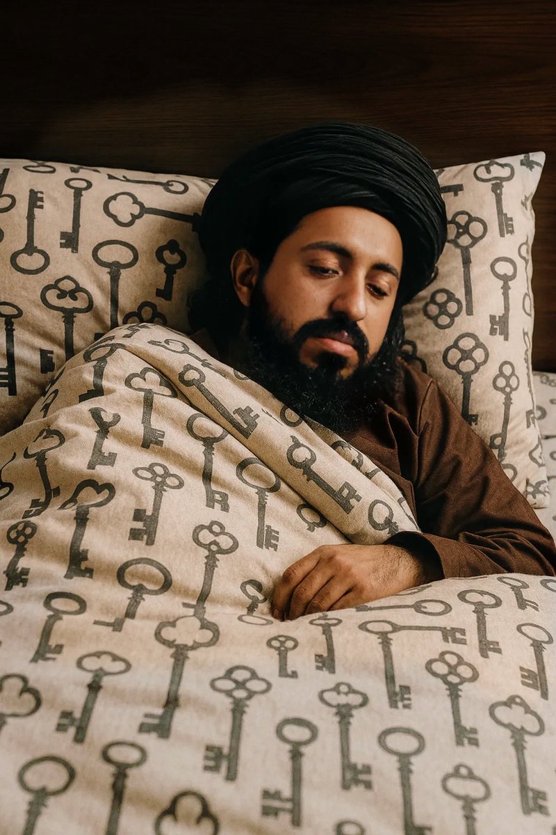 اُٹھ جا بے غیرتا اسلام آباد میں سرعام شراب بِکنا شروع ہو گئی ہے اور کل رات پہلی مسجد بھی شہید کردی گئی ہے تُم نے کو قافلہ لے کر غزہ جانا تھا اپنے مُلک کے لیے تیری آنکھیں ہی نہیں کُھل رہی