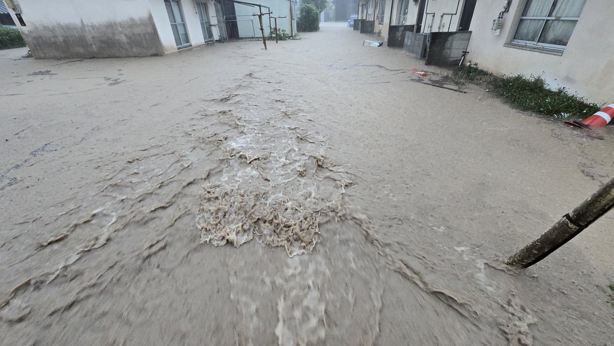 ama93moringa's tweet photo. 熊本県上天草市…ウチはギリギリ…床上浸水は免れたようです💦💦💦
車は水没しました…何処へ行くにも一緒だったソリオが😭

雨は小康状態ですがまだまだ油断出来ないので皆様お気をつけて…💦
被害に遭われた方のご無事を祈ります🙏💦 https://t.co/so5Mszq8Ty