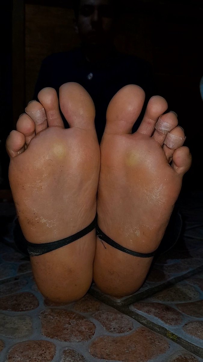 Mierda, ya me hace falta oler unas patas bien apestosas, algún voluntario? 😏
Y nos damos patas mutuamente 😝
#smellyfeet #chesedfeet #sweatyfeet #stinkyboyfeet