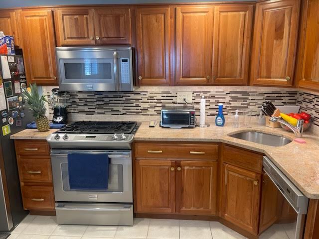 MGIBoston's tweet photo. Flip through these ‘Before’ and ‘After’ photos to see how we brightened up this kitchen with a little countertop magic!

All of the tones in the cabinets, backsplash, and countertops coordinated in their warmth but by adding a cooler, lighter 3X12 backsplash and https://t.co/Y2dmqS9C5J