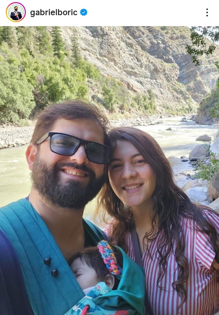 Hay algo raro en estas 2 fotos publicadas por Gabriel Boric hoy en su Instagram. Fíjense bien. El detalle está en la GUAGUA. Notan algo raro??