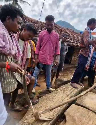 ArgusNews_in's tweet photo. #Koraput : Inhuman Act| A boy and a girl were tied to plough by villagers as a punishment to marry in family relations. The incident occurred at Chidiballsa village under Bandhugaon block

#Plough #Marriage #Bandhugaon #Koraput #ArgusNews https://t.co/lJtEiTuWhC