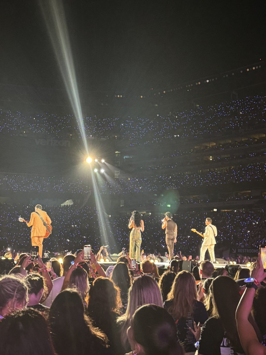 carouselenas's tweet photo. los jonas brothers y demi lovato en el mismo escenario en pleno 2025 es un montón https://t.co/uNYzczEodL