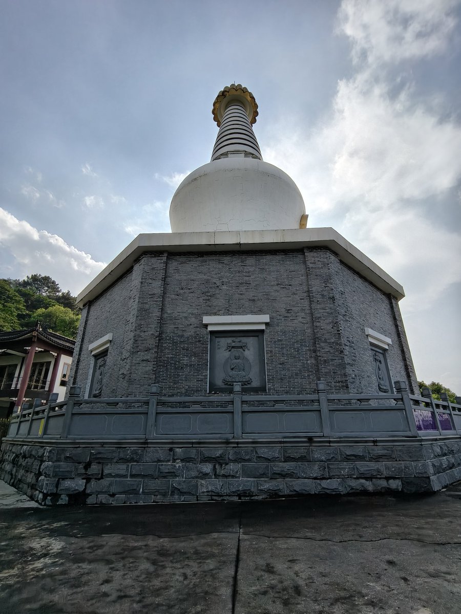 516626928sw's tweet photo. 8.8宝华山
虽然只有五百多米，没多高，但是骑自行车加步行是真的很累。附近没有什么比较高的山，是我目前爬过最高的山。山顶的景色是真的很棒！ https://t.co/kiKkgUBnzq