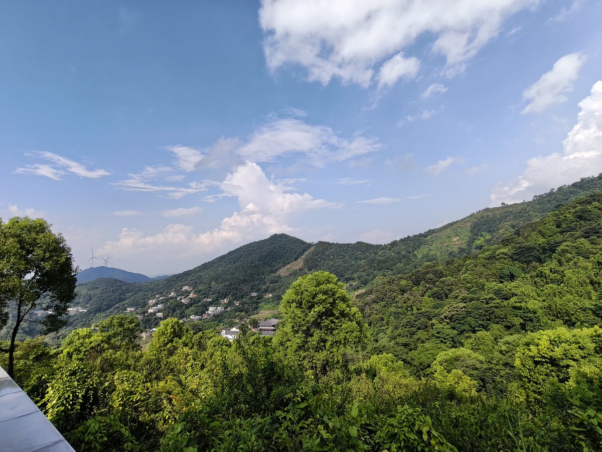 516626928sw's tweet photo. 8.8宝华山
虽然只有五百多米，没多高，但是骑自行车加步行是真的很累。附近没有什么比较高的山，是我目前爬过最高的山。山顶的景色是真的很棒！ https://t.co/kiKkgUBnzq