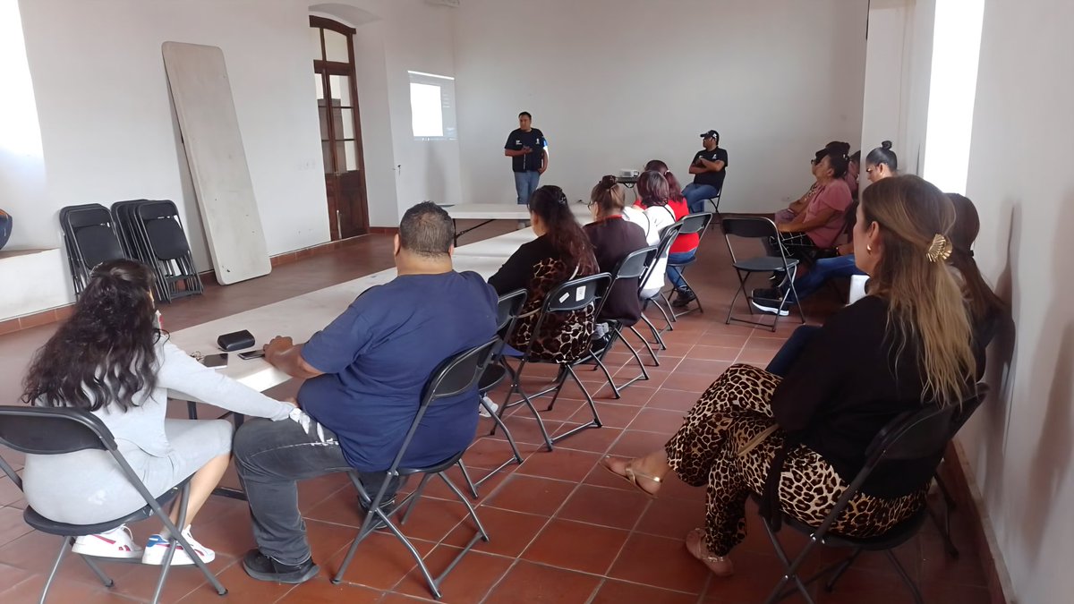 ceaivgente's tweet photo. #Entérate 📣| El equipo de la #CEAIV se reunió este domingo con las familias de #Salvatierra para revisar los avances del proyecto del Memorial. 

Seguimos trabajando para la construcción del sitio  para recordar y honrar a las víctimas.

#GobiernoDeLaGente https://t.co/4LC3DzJJpA