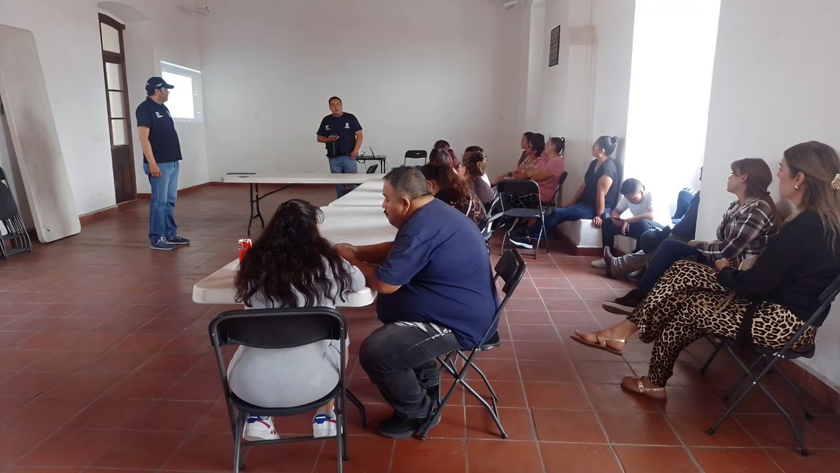 ceaivgente's tweet photo. #Entérate 📣| El equipo de la #CEAIV se reunió este domingo con las familias de #Salvatierra para revisar los avances del proyecto del Memorial. 

Seguimos trabajando para la construcción del sitio  para recordar y honrar a las víctimas.

#GobiernoDeLaGente https://t.co/4LC3DzJJpA