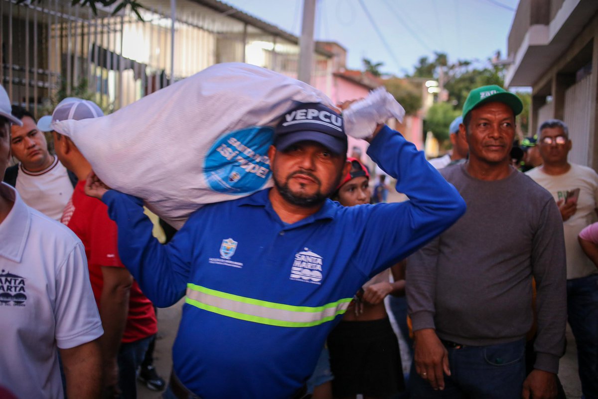 ¡Mi gente de Timayui, aquí estamos con ustedes! 
Seguiremos recorriendo todos los rincones de nuestra ciudad, para llevar ayudas a los 54 barrios que resultaron afectados. Hemos desplegado todos los esfuerzos de la administración para estar con ustedes #SantaMartaNosUne