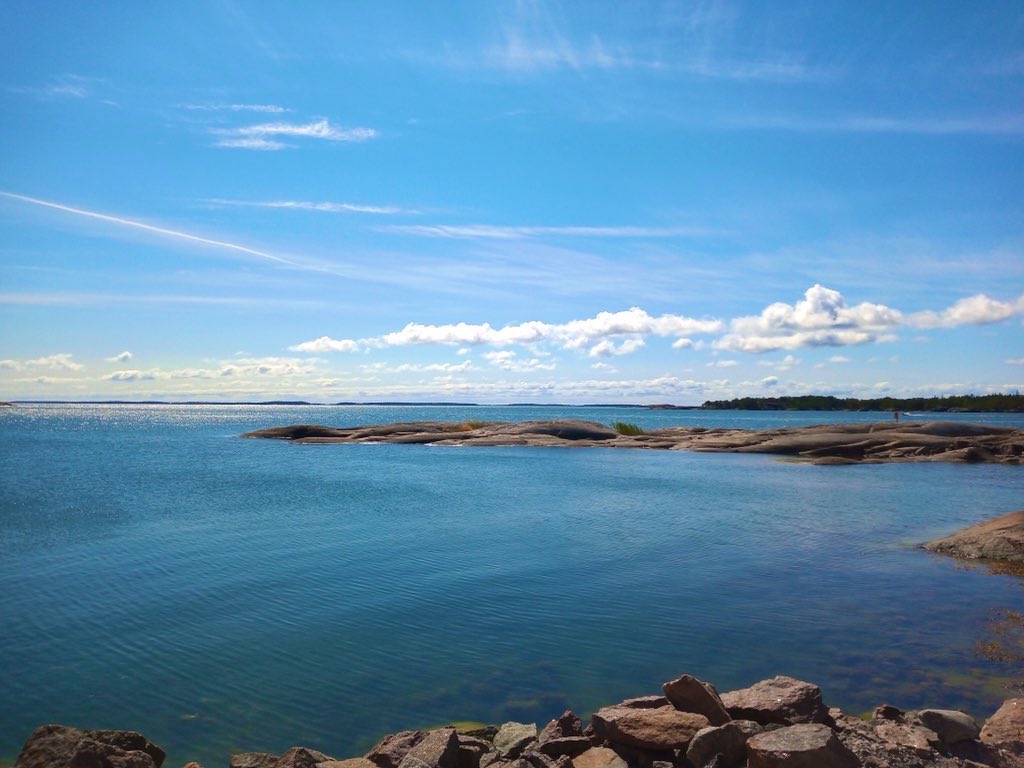 Huomenta. Aamulenkki kulkee aamunraikkaassa ilmassa - ja sitten kahvia. Uusi viikko tuo mukanaan opetusta, ohjausta, tutkimusta ja rahoitushakuja. Pysyn edelleen sopivasti kesämoodissa. Mukavaa maanantaita.