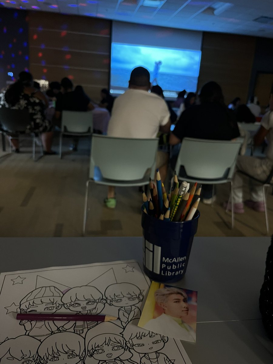 Sam16_00's tweet image. Went to a BTS comeback event today and ahhh I made three new friends!!! I was super embarrassed and shy first but then we started talking about recent concerts and our biases 🥹💜 #btsevent #armybts #BTS #btsnamjoon