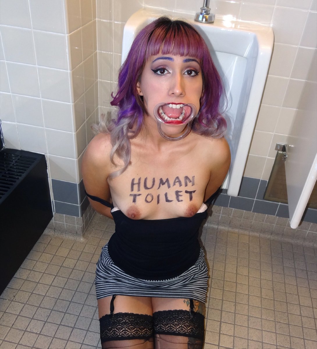 Solo esto eres cerda, un vertedero que llenar, usar y deshechar como la basura humana que eres, para terminar sus dias en un burdel de 5ta con suerte de que algun macho use alguno de tus agujeros para limpiarse la verga y ocuparla con una cerda mas joven que tú