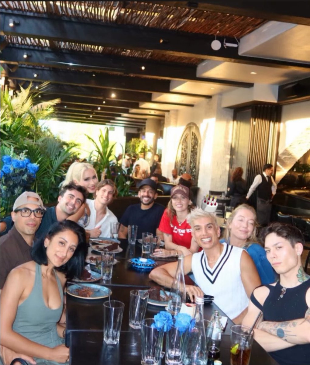 New photo of Miley with friends