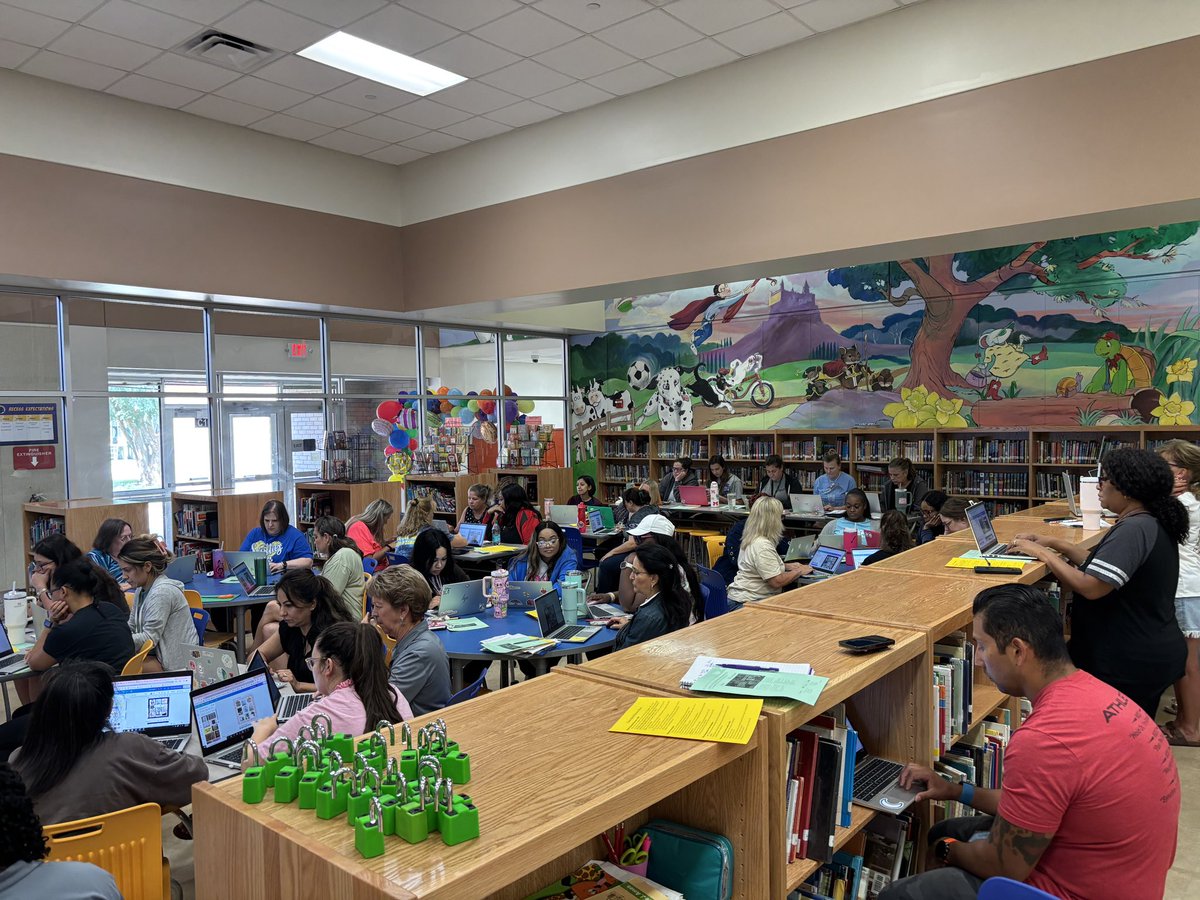 Mrs. Hsu trained teachers about the importance of making connections with kids, confidentiality, CPS reporting updates, &amp; creating a vision board with Canva on Friday (which also can be done with students).💡Thanks for the creative idea, Mrs. Hsu! <a href="/FortBendISD/">Fort Bend ISD</a> <a href="/FBISDCounselors/">FBISD_Prof School Counselors</a>