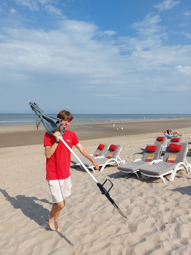 Goedemorgen, vandaag/maandag een strak blauwe lucht, weinig wind uit de zee, droog en in de schaduw iets boven de 23 graden📷

We zijn op het strand maar gezegend met de temperatuur matigende wind uit zee📷
Reserveer een heerlijk dagje strand via robdebadman.nl