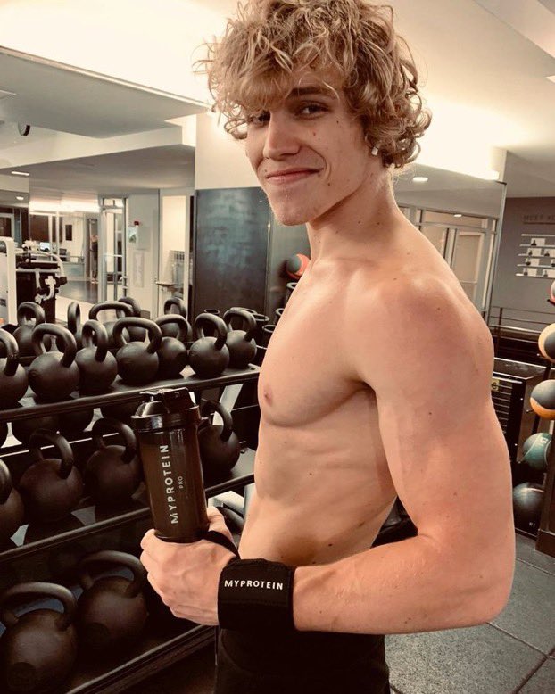 Wyd if your trainer shows up like this? 🥵