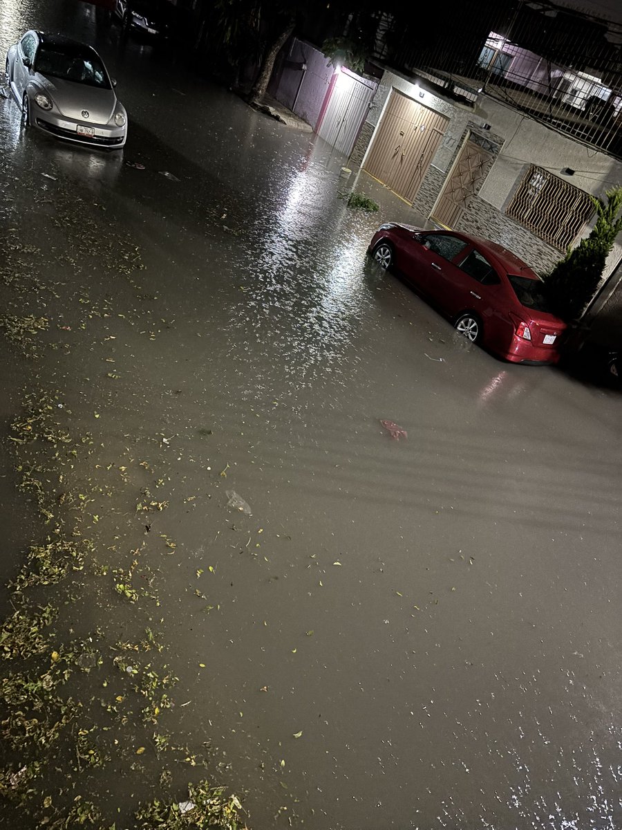 chapismuss's tweet photo. Súper inundados en Vergel de Guadalupe cerca del metro Nezahualcóyotl nadie viene a ayudar por favor el agua se está metiendo horrible a las casas @ODAPAS_NEZA @GobNeza @Adolfo_Cerqueda https://t.co/iYDmZGobPQ