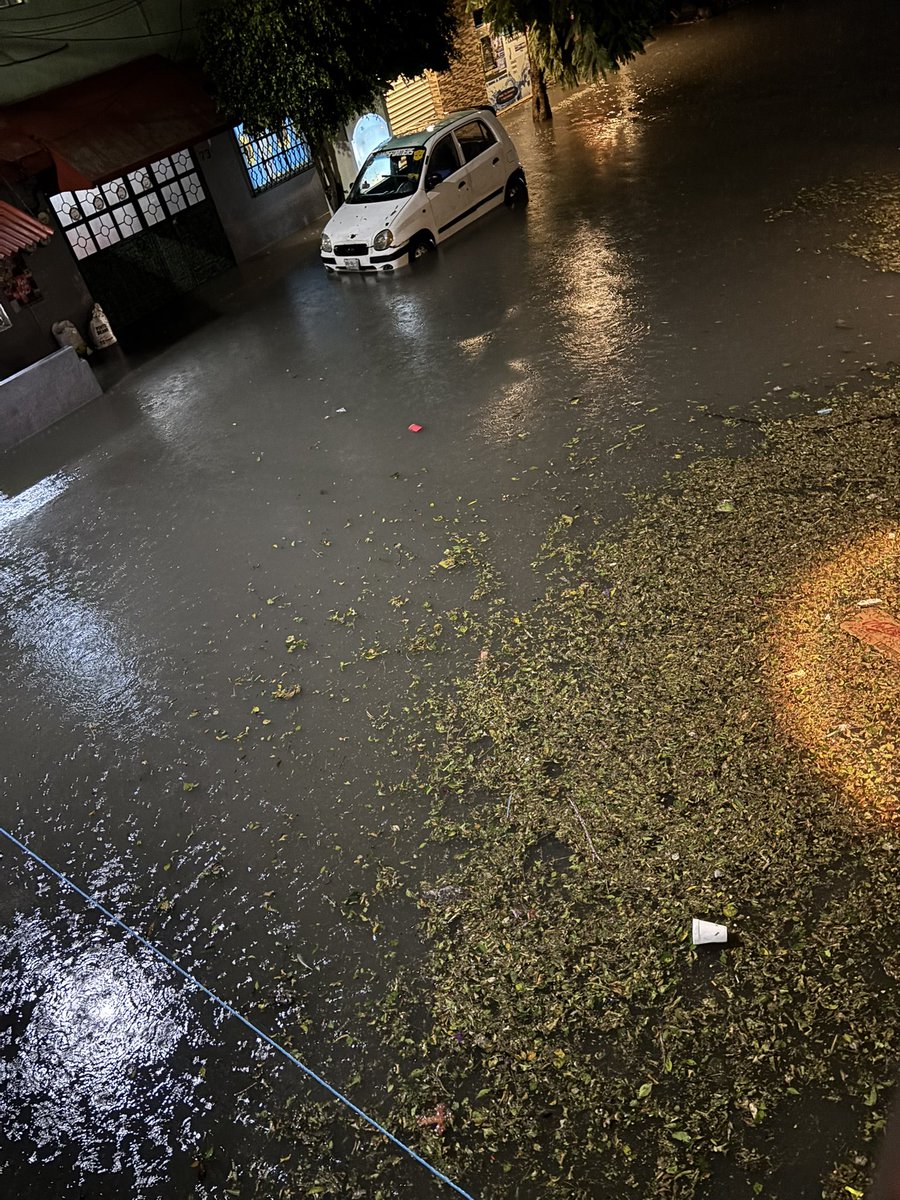 chapismuss's tweet photo. Súper inundados en Vergel de Guadalupe cerca del metro Nezahualcóyotl nadie viene a ayudar por favor el agua se está metiendo horrible a las casas @ODAPAS_NEZA @GobNeza @Adolfo_Cerqueda https://t.co/iYDmZGobPQ