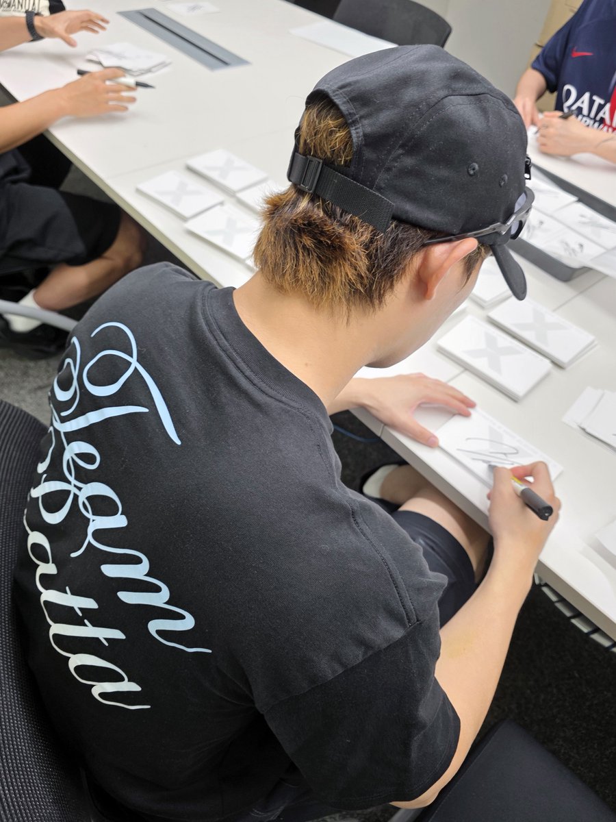 📢 Pre-order exclusive signed versions of 'THE X' only on the