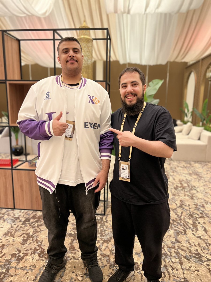 رحلتي في السعودية قربت تنتهي، والذكريات اللي طلعت فيها من هنا أكبر بكثير من مجرد حضور بطولة. عشت لحظات، قابلت ناس، ومن بين الناس اللي راح يظل لهم أثر، هو حمود إكس

نفس ما تشوفه على البث، بالحياة الواقعية تحب شخصيته أكثر 

فخره باللاعبين العرب، واختياره يلعب مع العرب بدل الأجانب،