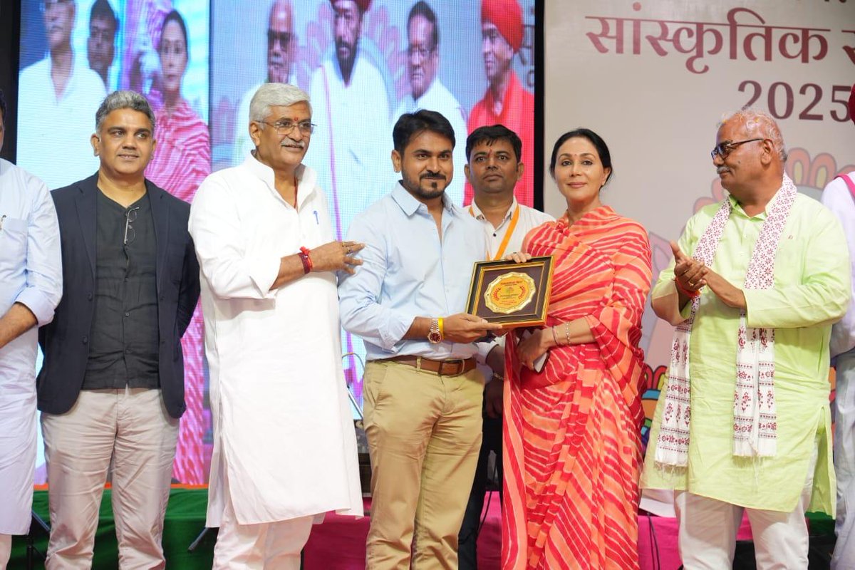 news21national's tweet photo. मुंबई में राजस्थानी सम्मेलन, दिया कुमारी का निवेश-संस्कृति आह्वान

#BreakingNews‌ #NewsUpdates #LatestNews #News21National #RajasthaniCulture #MumbaiEvent #PravasiRajasthani #CulturalConference #RajasthanTourism #GovtInitiative #CommunityUnity @KumariDiya @madandilawar @JoraramKumawat @gssjodhpur