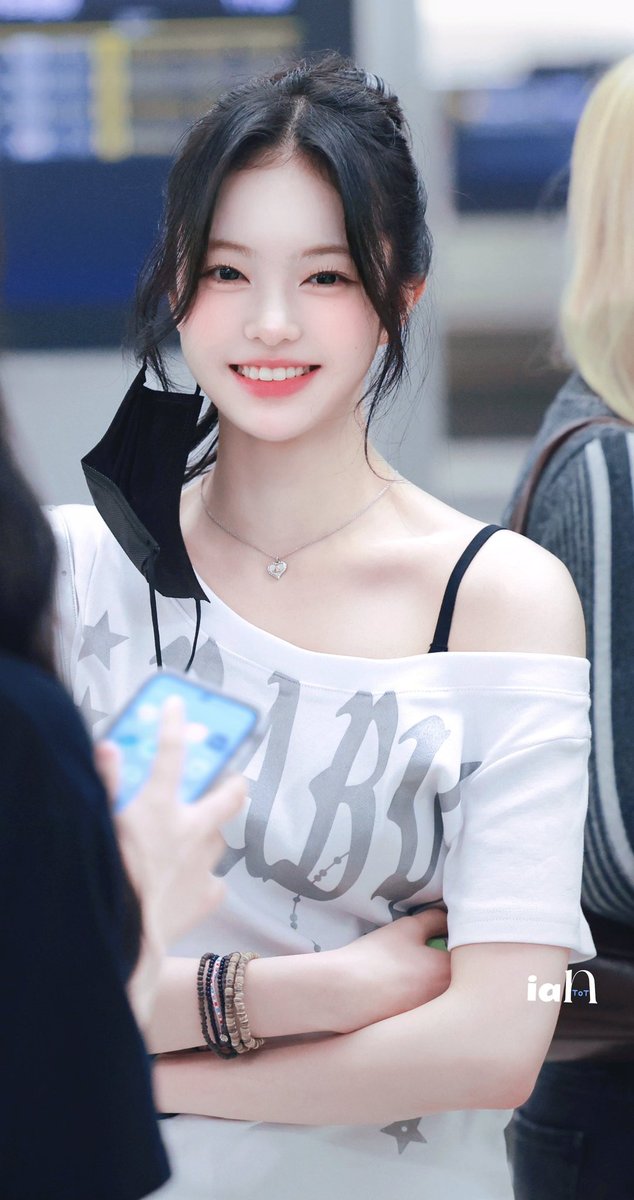 idoldrip_'s tweet image. 아이돌: 이안 #IAN (@Hearts2Hearts)
제품명: BABY WIDE NECK TOP / WHITE
브랜드: #셋업이엑스이 #setupexe
가격: 48,600원
#이안 #하츠투하츠 #hearts2hearts #h2h #아이돌 #아이돌패션 #사복 #손민수 #손민수템 
((리워드링크에요𖥔*.･𐙚))✶
🔗musinsa.com/curator/goods/…