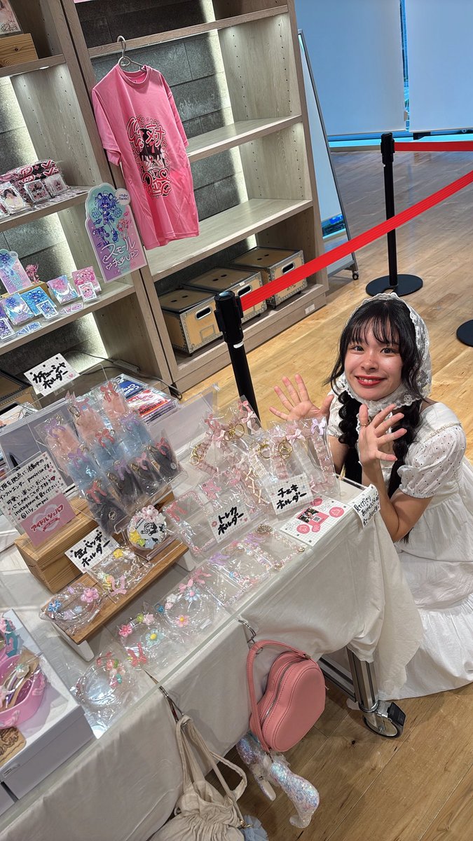 risa_pn414's tweet photo. 昨日は特典会に参加させて痛いただきました！
沢山の方に起こし頂き、作品を手に取ってもらって嬉しかったです🥰
明日の千秋楽は午前中にまた店頭に立つ予定です✨
ぜひ遊びに来てください！

#アイドルシェルフ https://t.co/6Qqtuy2xeI