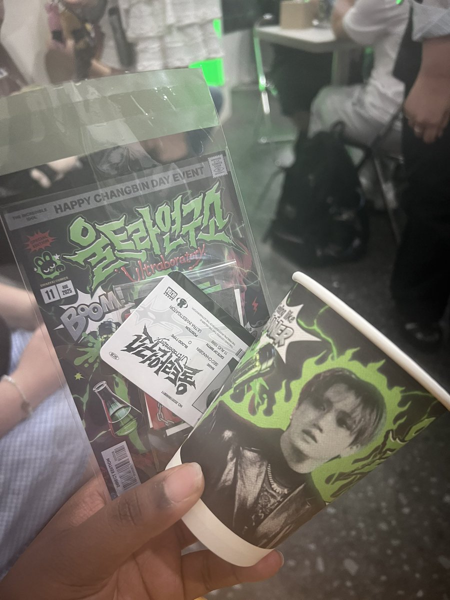 hyunsunglixer's tweet photo. went to the #ultraboratory 💚 happy birthday changbin. theres no one else id wanna share my birthday with and its an honor to share w someone as lovely and thoughtful and talented as you 

#SKZ #창빈 #CHANGBIN #ChangbinOurSeolarSystem
#창빈생일_상태는_ULTRA
#HappyChangbinDay https://t.co/qP0PEAPrcU