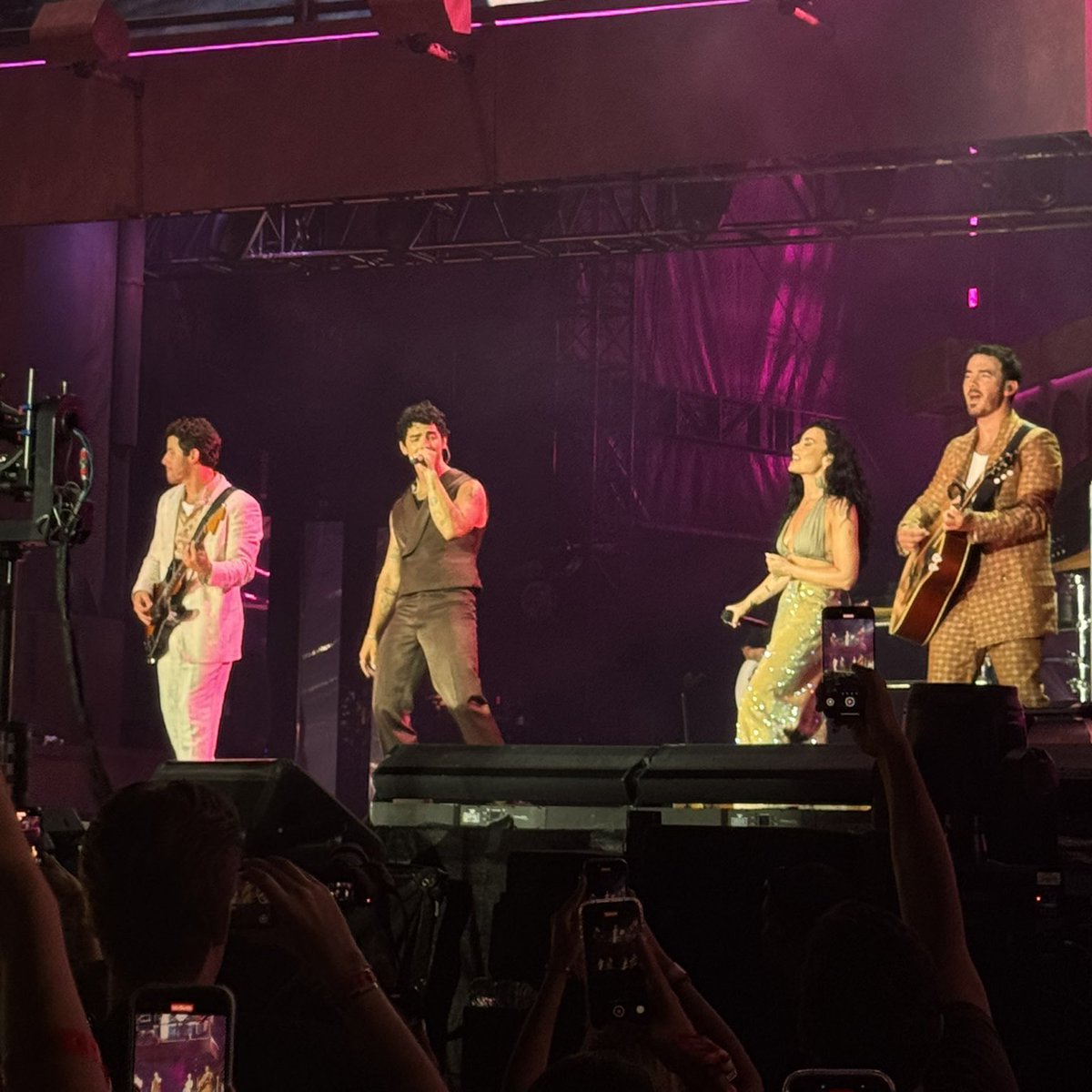 yaszminkhan's tweet photo. Eu em 2008 pirando com Camp Rock, Jonas Brothers e Demi Lovato 
Eu em 2025 pirando com a volta de Camp Rock, Jonas Brothers e Demi Lovato https://t.co/lZ3DLLYj4a