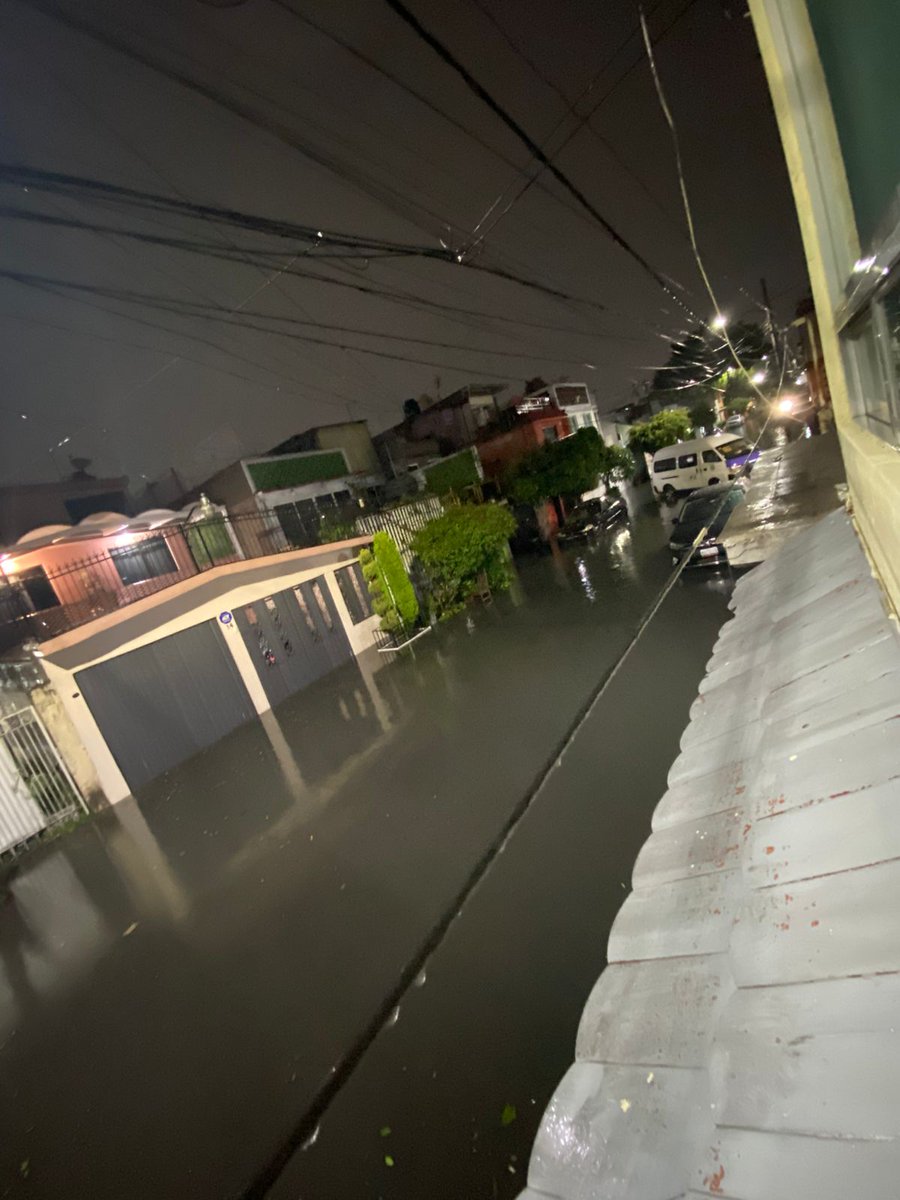 LizzProfundo's tweet photo. @SGIRPC_CDMX @C5_CDMX @Bomberos_CDMX @TuAlcaldiaGAM  
@locatel_mx 
Requerimos apoyo en la col San Juan de Aragón 6 sección en la calle 1505 y Av 412 estamos inundados https://t.co/fgxZcALr6v