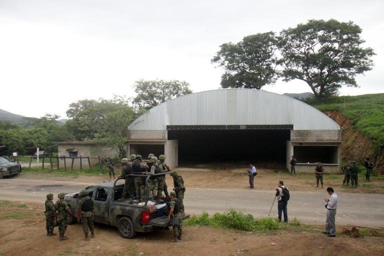 Tlatlaya
2014
Durante un patrullaje, militares vieron un hombre armado custodiando una bodega y abrieron fuego.
La gente al interior del inmueble se rindió y los militares decidieron ejecutar a 22 personas desarmadas. La matanza fue encubierta.
#JuicioAExPresidentes