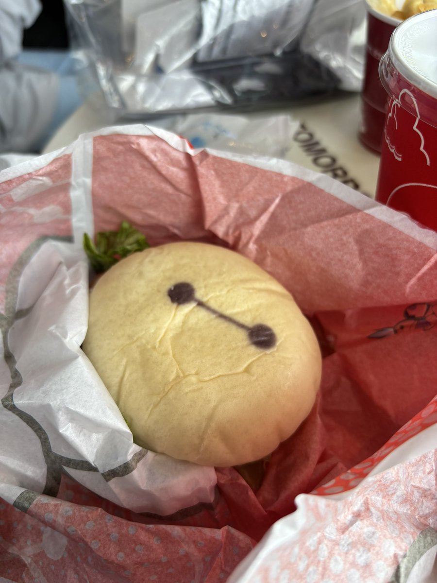 SnowminimaJv's tweet photo. かげはりっちゃ〜！今昼ごはんだよ〜！(唐突)
今私は、東京ディズニーランドに来てるよ🏰🐭👑💓 それの中のトゥモローランドに居ます( ꕹ )

ベイマックスはまじで大好き(*'▽'*)♪
ミセスグリーンアップルの歌もノリノリになれるね💕︎💕︎

 #黒ハート
 #ハリネズミ
 #影月はり
 #ディズニー https://t.co/YJz9lIUo1b